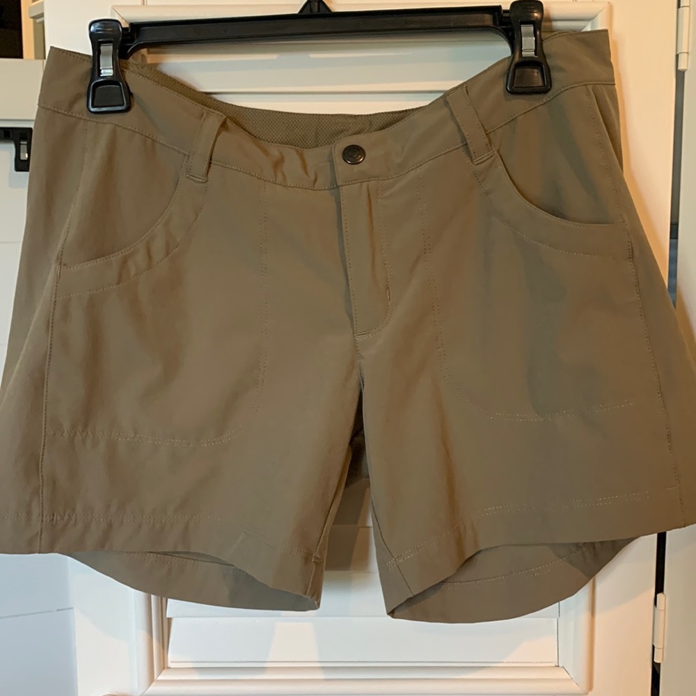 Patagonia size 8 shorts with button and tie